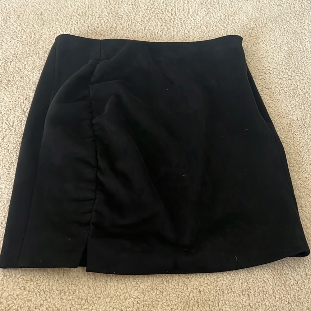 Free people mini skirt very soft faux micro suede with slit in front trendy
